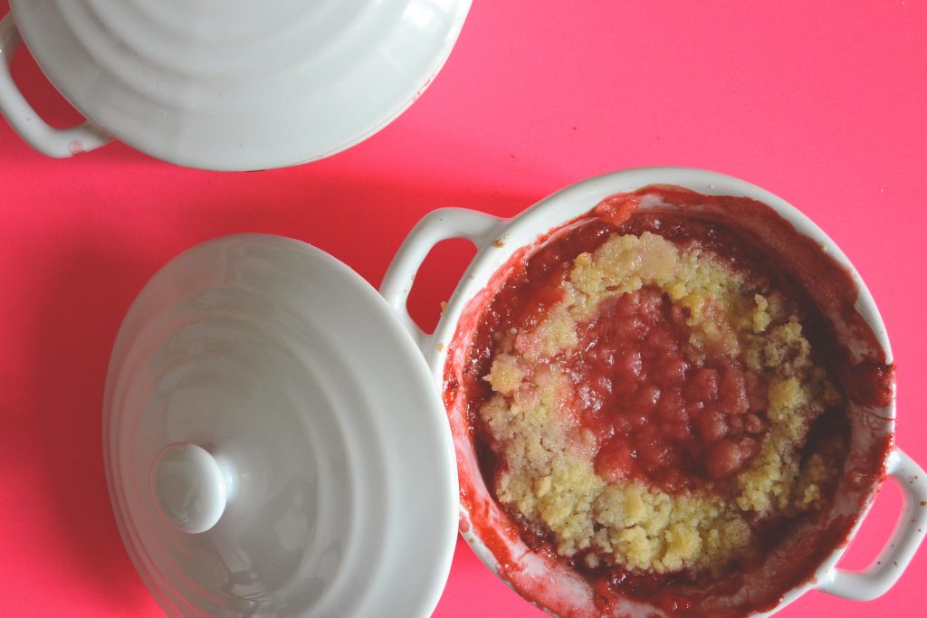 Crumble fraise rhubarbe vu du dessus