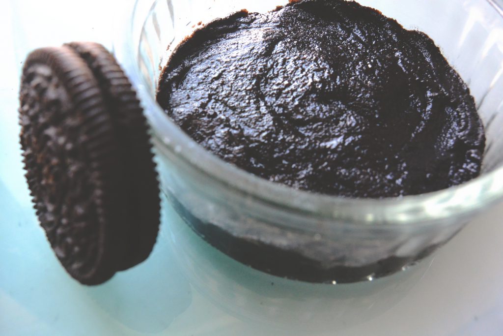 Mélange oreo + beurre pour le biscuit