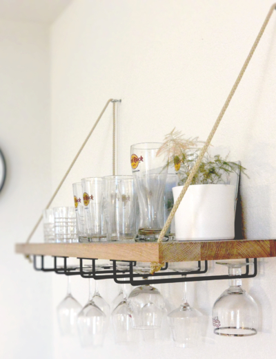 Etagère à verres suspendues par des cordes