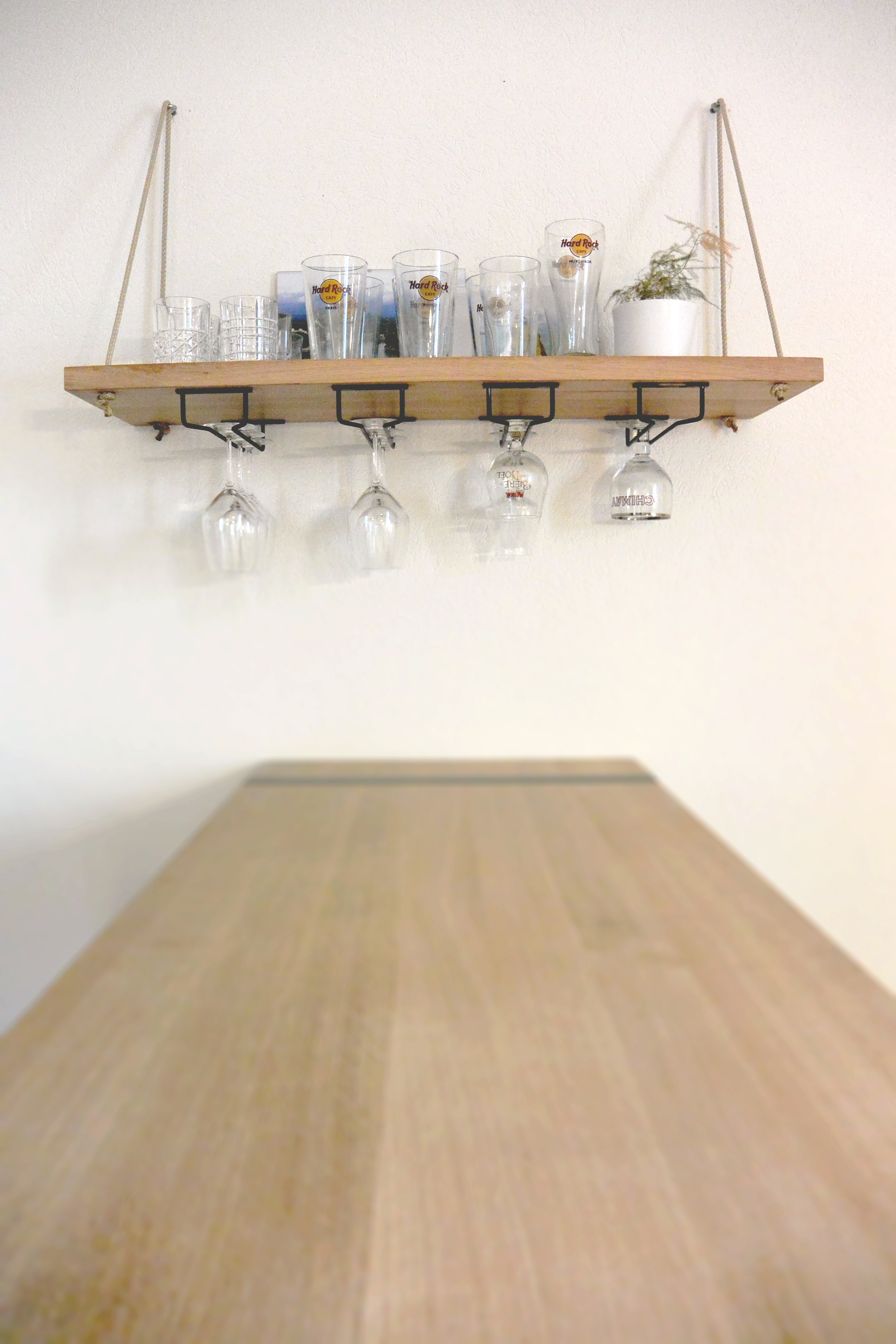 Etagère suspendue avec des cordes