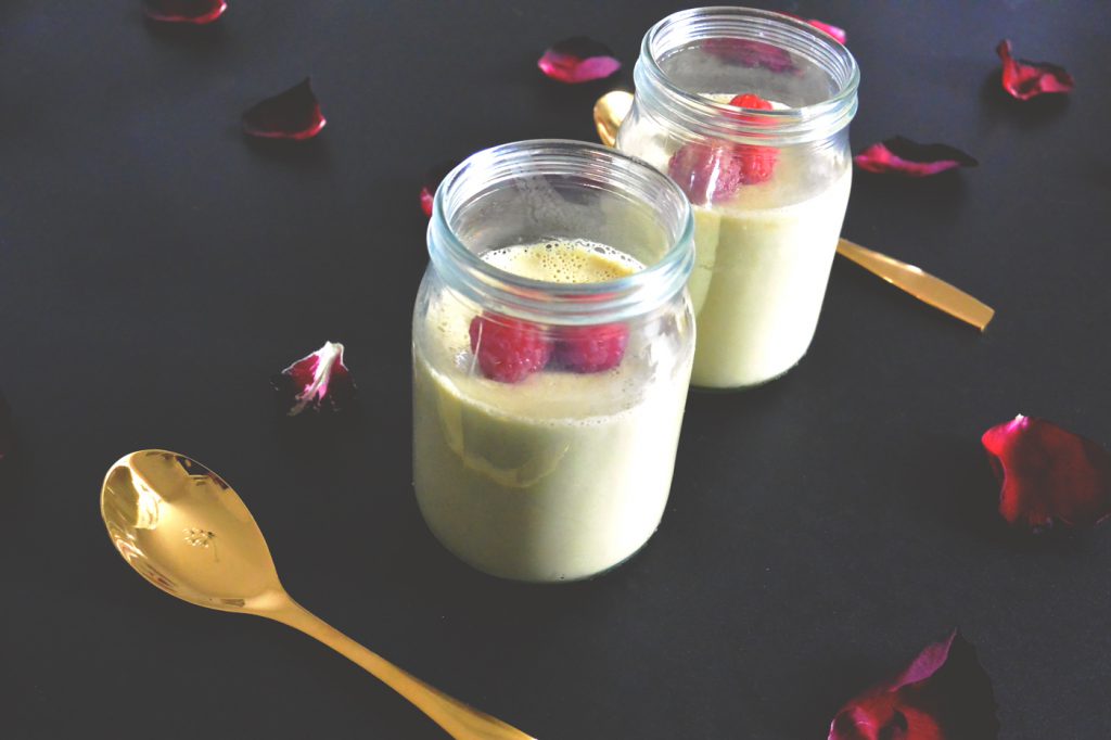 Deux pots de panna cotta à la pistache et lait d'amande