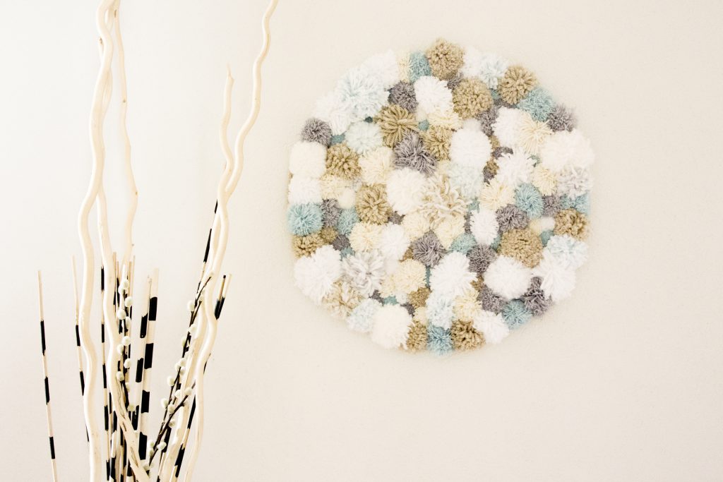 DIY décoration murale à pompoms