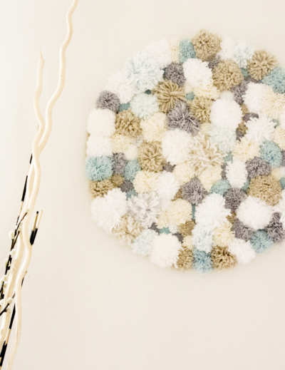 DIY décoration murale à pompoms