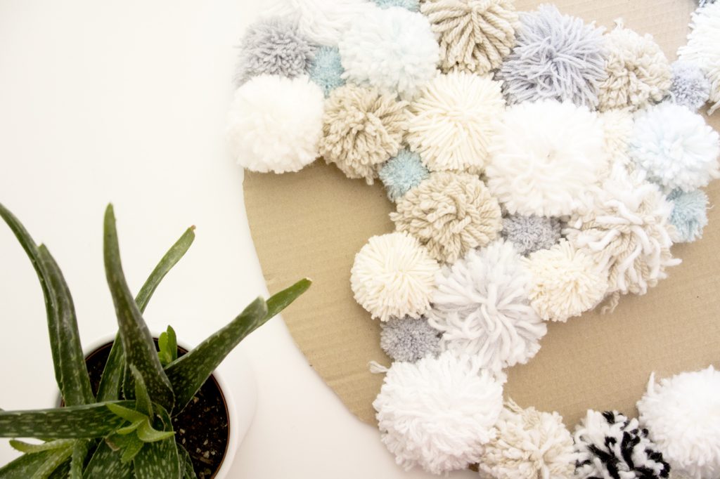Pompom sur le carton