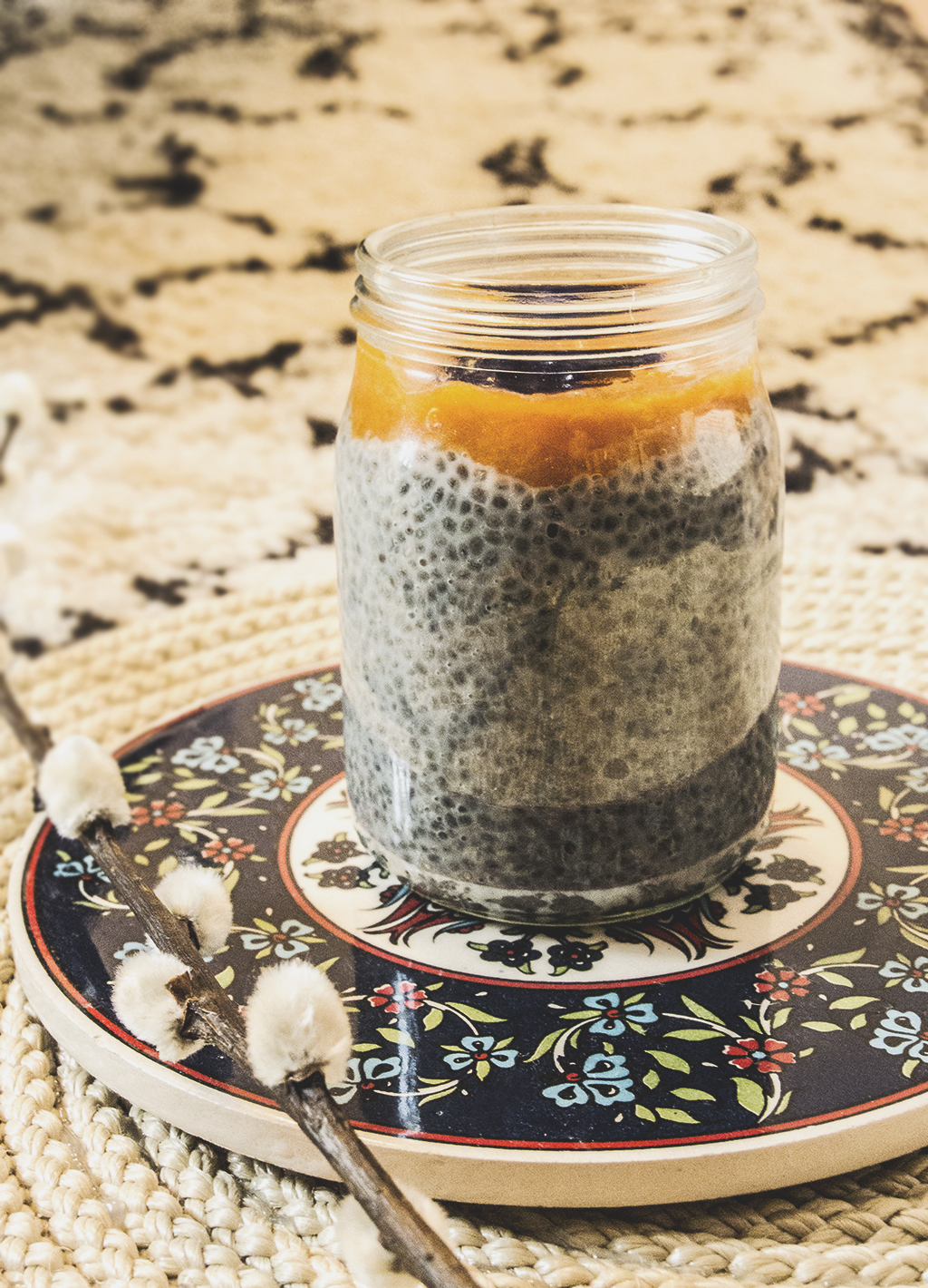 Pudding aux graines de chia, lait d'amande et coulis d'abricot du Valais