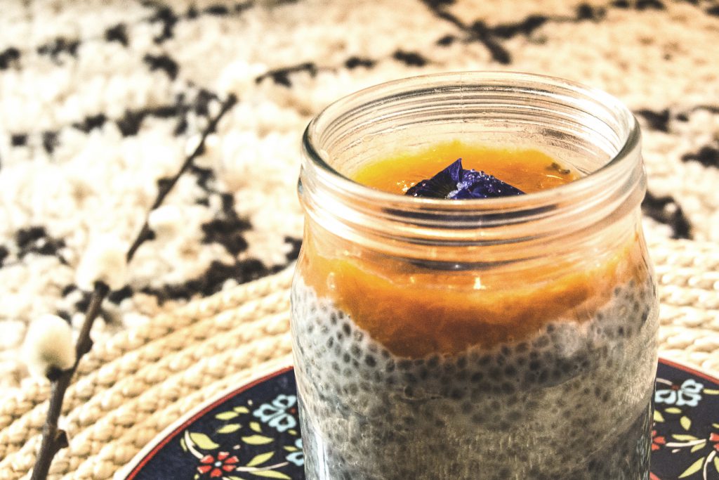 Pudding aux graines de chia, lait d'amande et coulis d'abricot du Valais