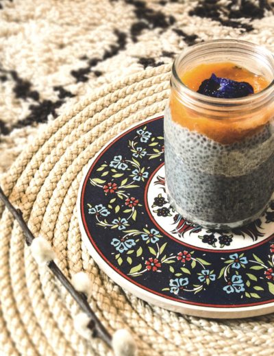 Pudding aux graines de chia, lait d'amande et coulis d'abricot du Valais