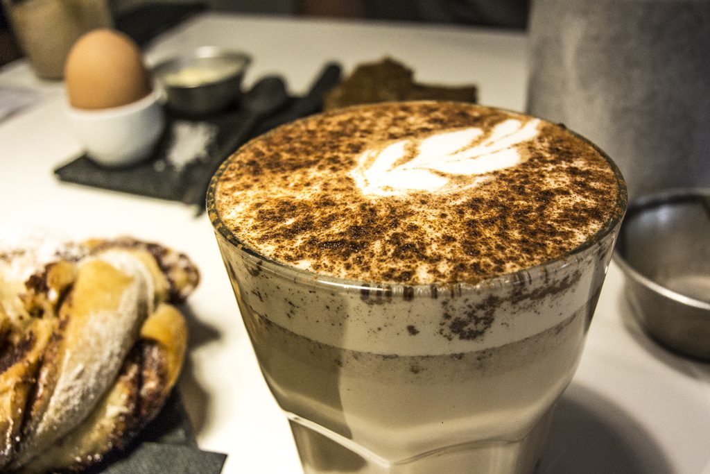 Chai latte et cinnamon Bun