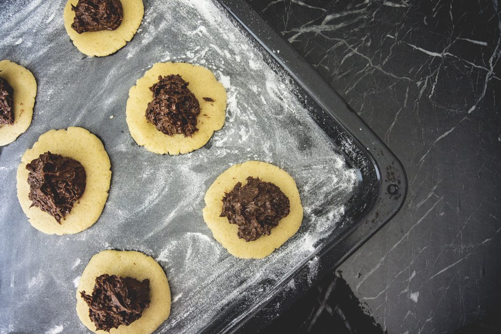 Remplissage du coeur des cookies à l'Ovomaltine
