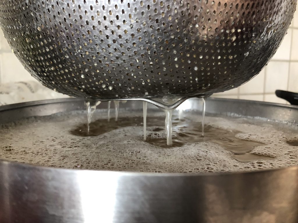 Faire couler l'eau sur les céréales