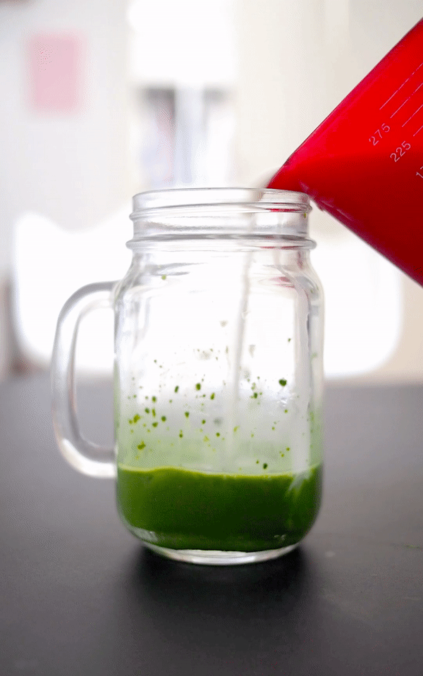 Cinemagraph lait amande dans iced matcha latte