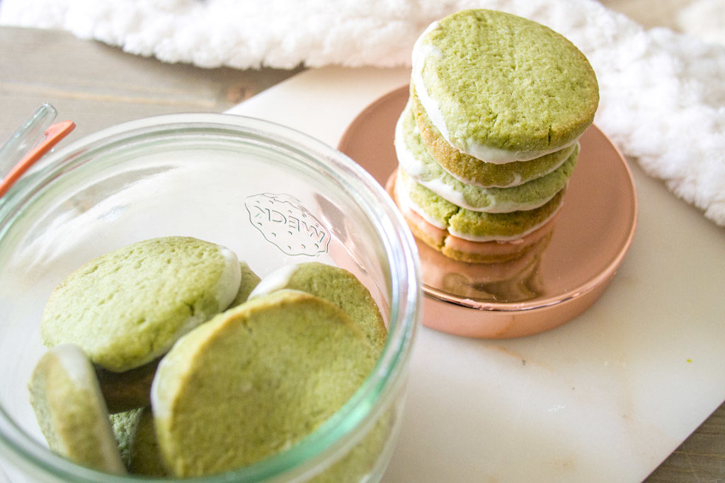 Sablés matcha et nappage chocolat blanc