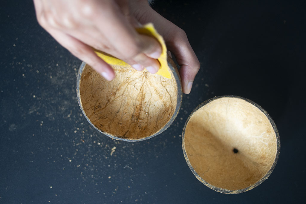 Finition des bols en noix de coco