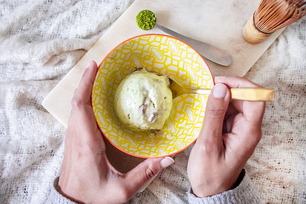 Glace au matcha et noisettes caramélisées