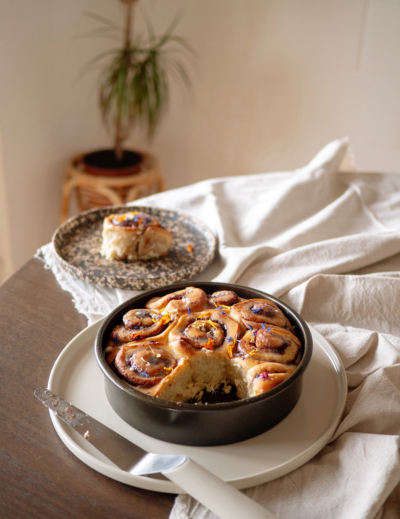 Cinnamon rolls avec de la cardamome