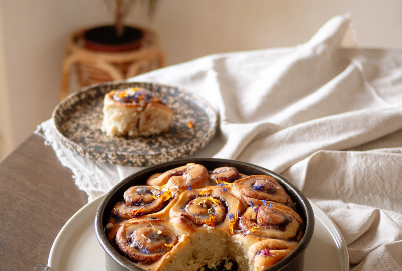 Cinnamon rolls avec de la cardamome